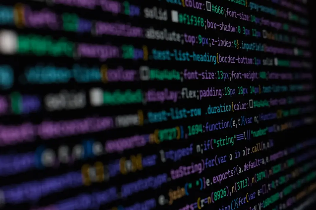 Desarrollador revisando código de aplicación de escritorio ultraligera con Tauri en oficina corporativa en Chile.
