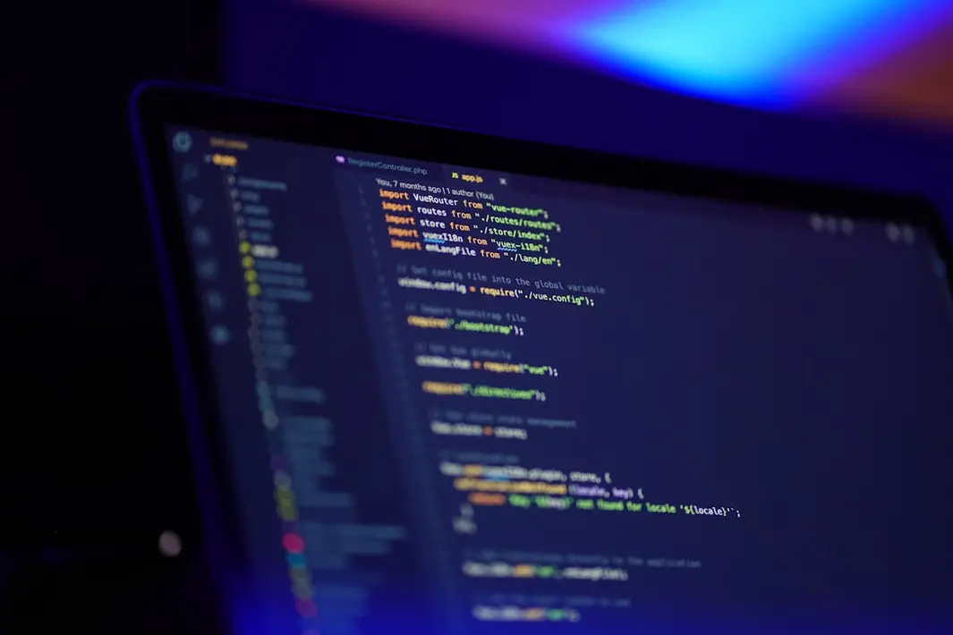 Equipo de desarrollo de software revisando código y ejecutando pruebas de calidad en monitores, entorno tecnológico profesional y colaborativo.
