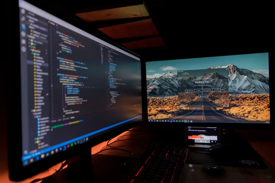 Equipo de desarrollo web chileno revisando una interfaz ultrarrápida creada con Leptos en una oficina moderna